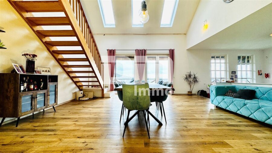 Teilsaniertes Ein - Zweifamilienhaus + Nutzflächen mit Anbau in Traumlage mit Panoramablick - WE1 EG Wohn / Esszimmer offen / 2x Zugang Balkon